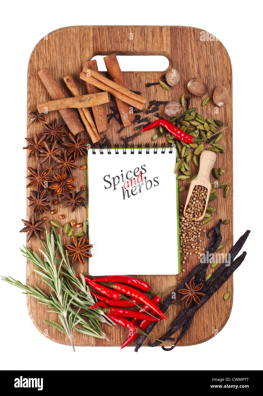 Ordinateur portable ouvert avec des épices et herbes sur la vieille planche à découper en bois. Isolé sur blanc. Banque D'Images