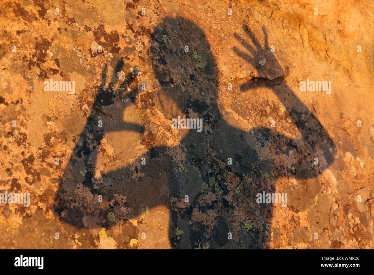 Les droits de l'effrayant geste ombre sur roche de granit Banque D'Images