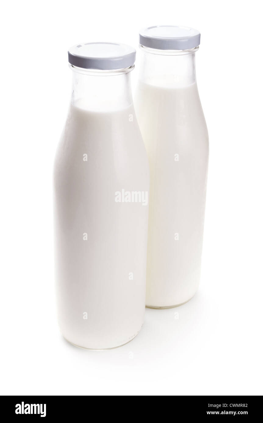 Deux bouteilles de lait isolé sur fond blanc Banque D'Images