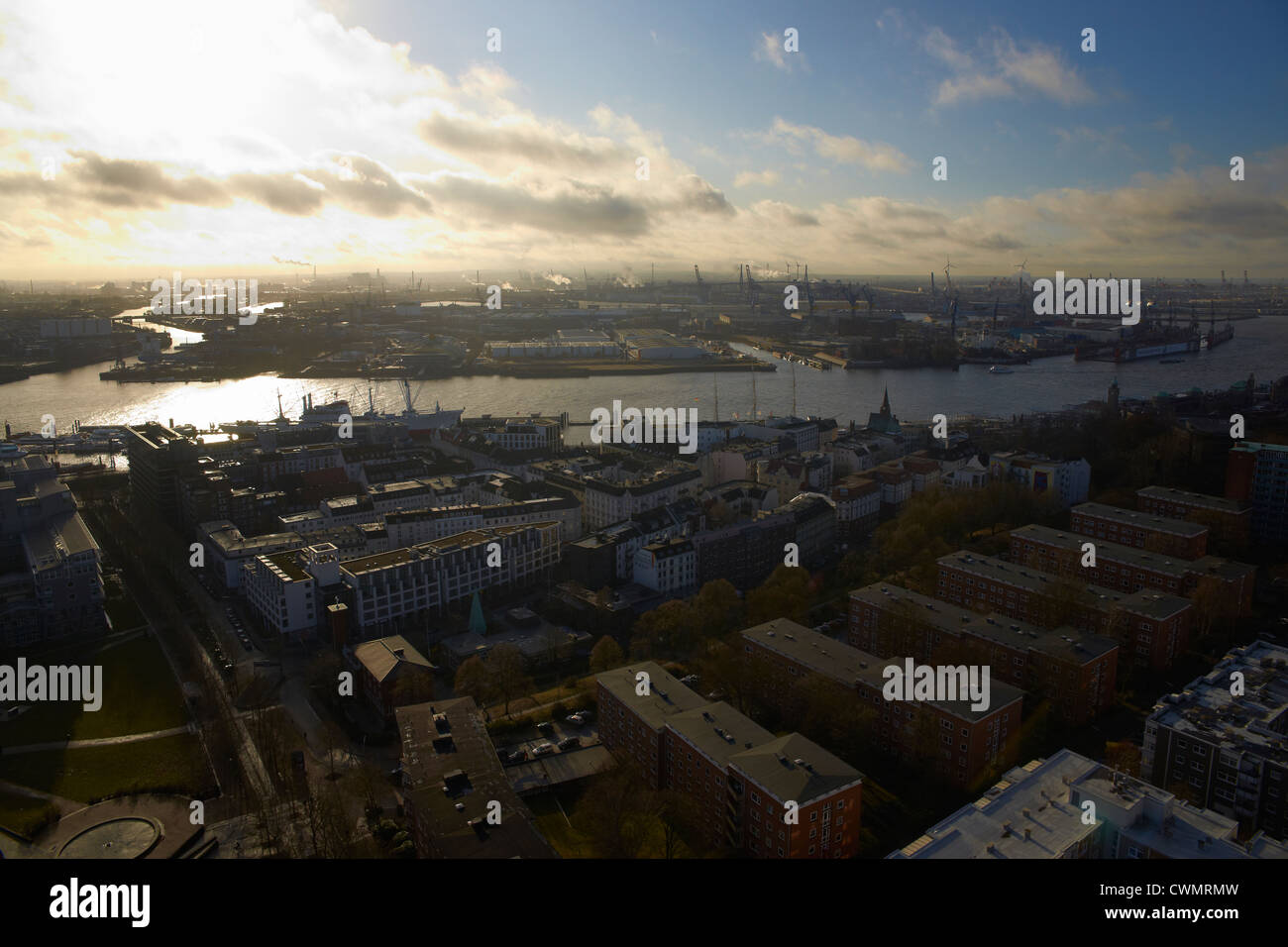 La fin de l'après-midi vue sur le port de Hambourg Banque D'Images