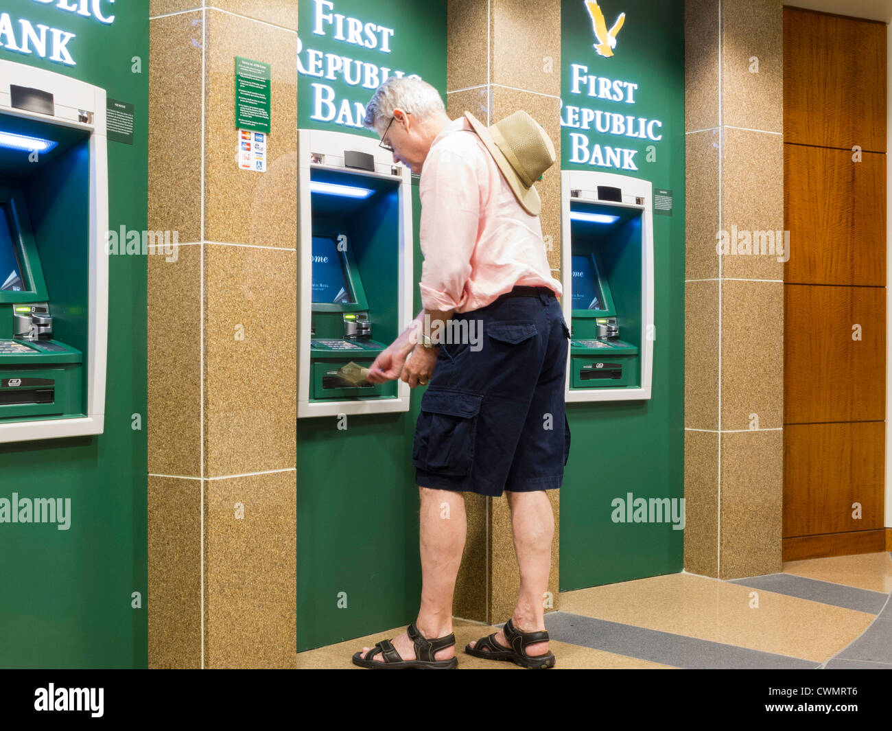 L'homme en utilisant un guichet automatique,Première République succursale bancaire, NYC Banque D'Images
