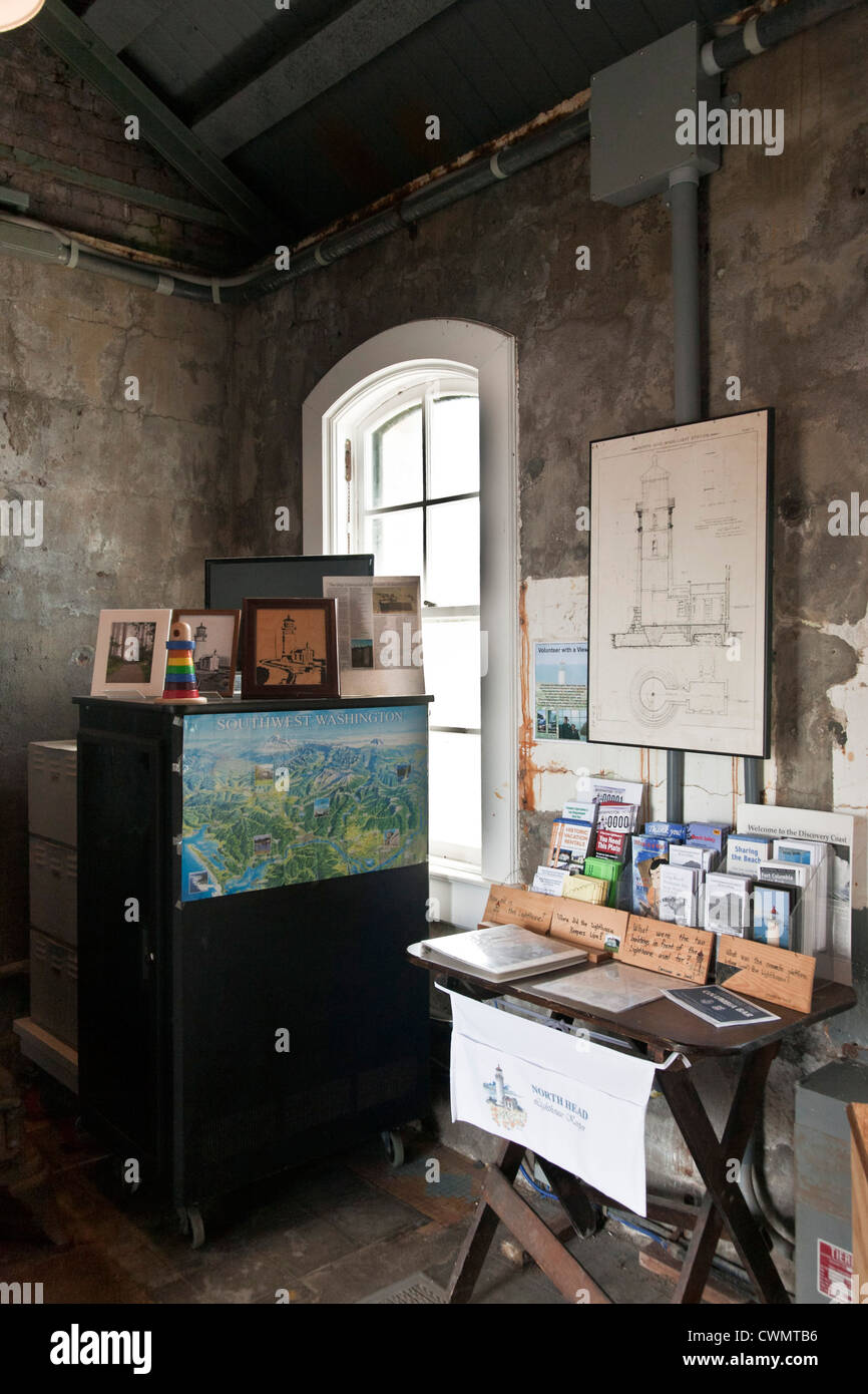 Rez-de-chaussée de l'intérieur l'accès à l'entrée de North Head Lighthouse avec affichage des brochures touristiques de la péninsule de Long Beach Washington Banque D'Images