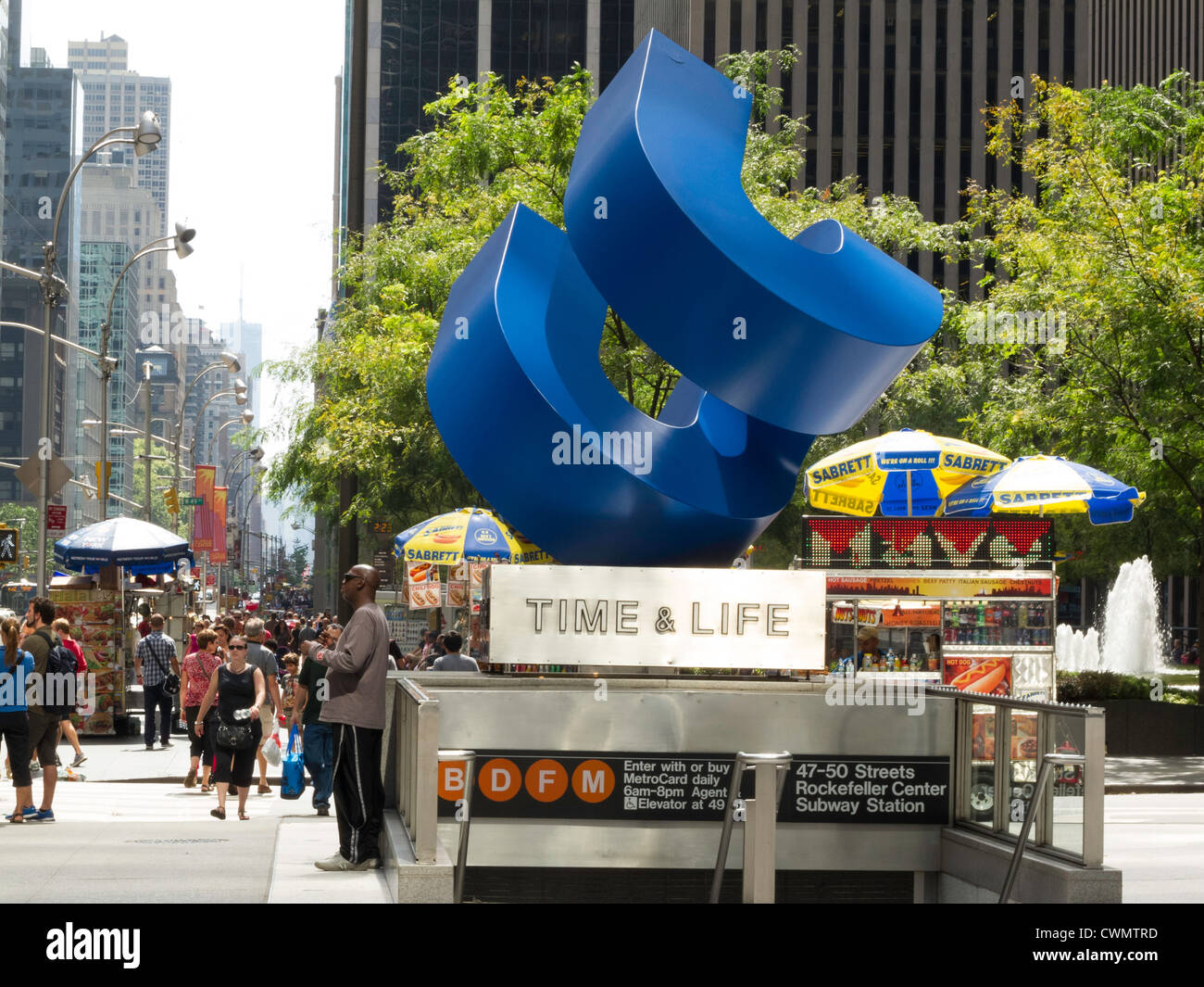 Cube courbées, par le sculpteur américain William Crovello, à l'extérieur de l'époque & Life Building, New York City Banque D'Images