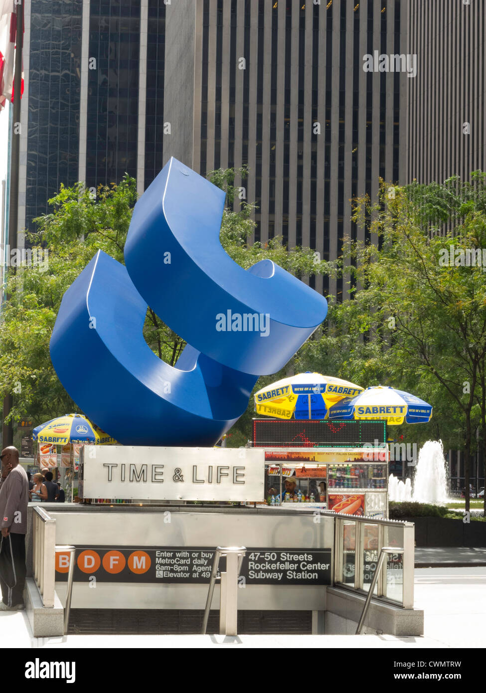 Cube courbées, par le sculpteur américain William Crovello, à l'extérieur de l'époque & Life Building, New York City Banque D'Images