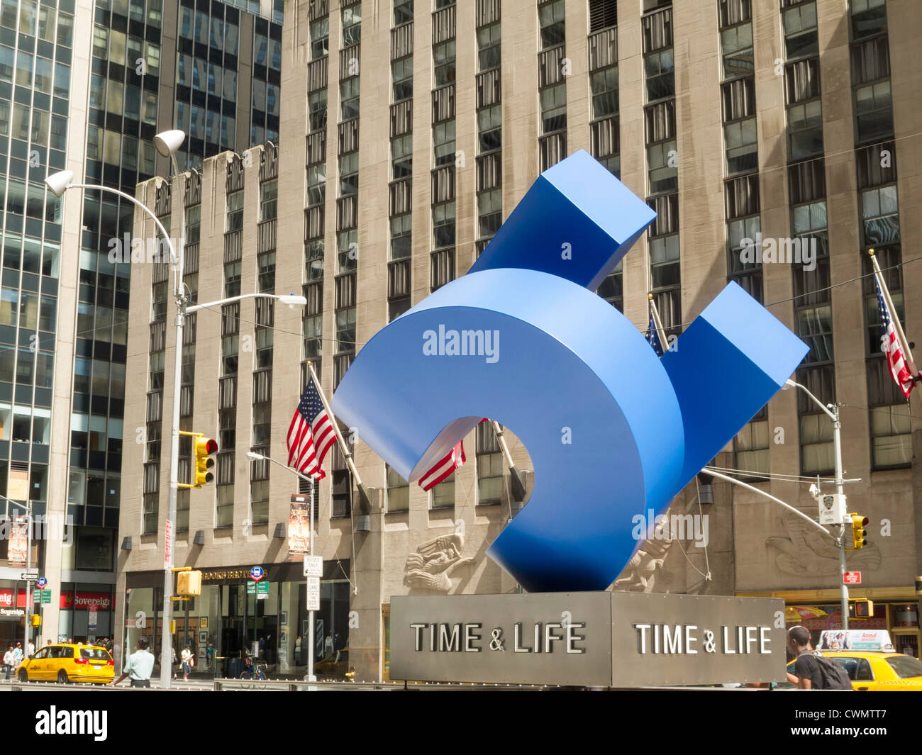 Cube courbées, par le sculpteur américain William Crovello, à l'extérieur de l'époque & Life Building, New York City Banque D'Images