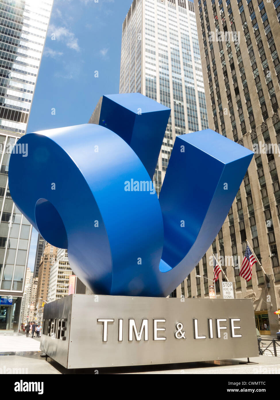 Cube courbées, par le sculpteur américain William Crovello, à l'extérieur de l'époque & Life Building, New York City Banque D'Images