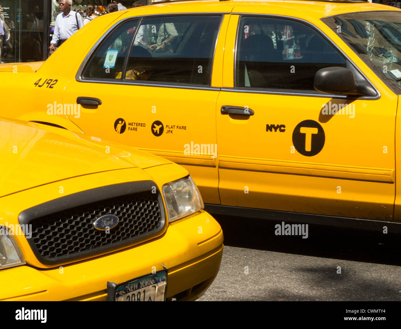 NYC taxis jaunes arborant le nouveau logo ' Lettre T' Banque D'Images