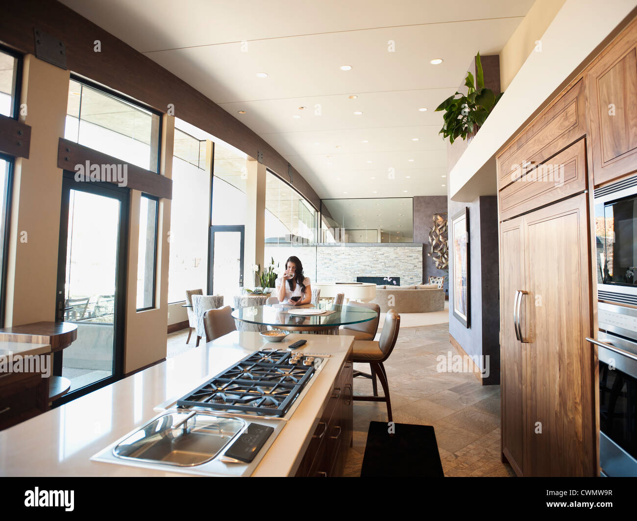 USA, Utah, St George, Woman in home intérieur Banque D'Images