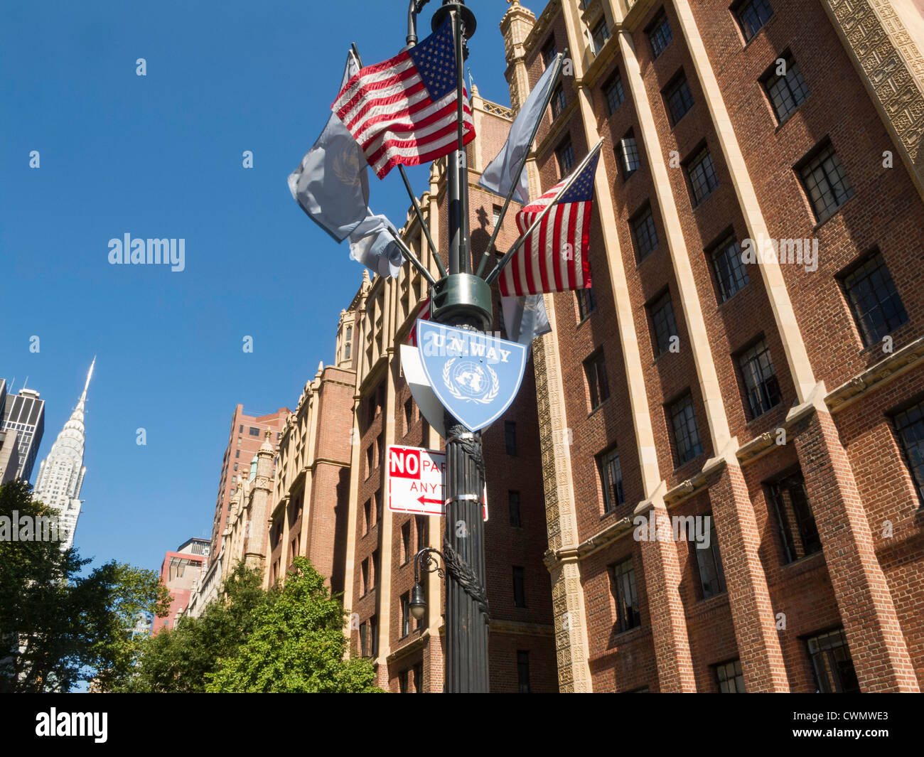 Des drapeaux américains et signe, U. N., 43nd Street, NYC Banque D'Images