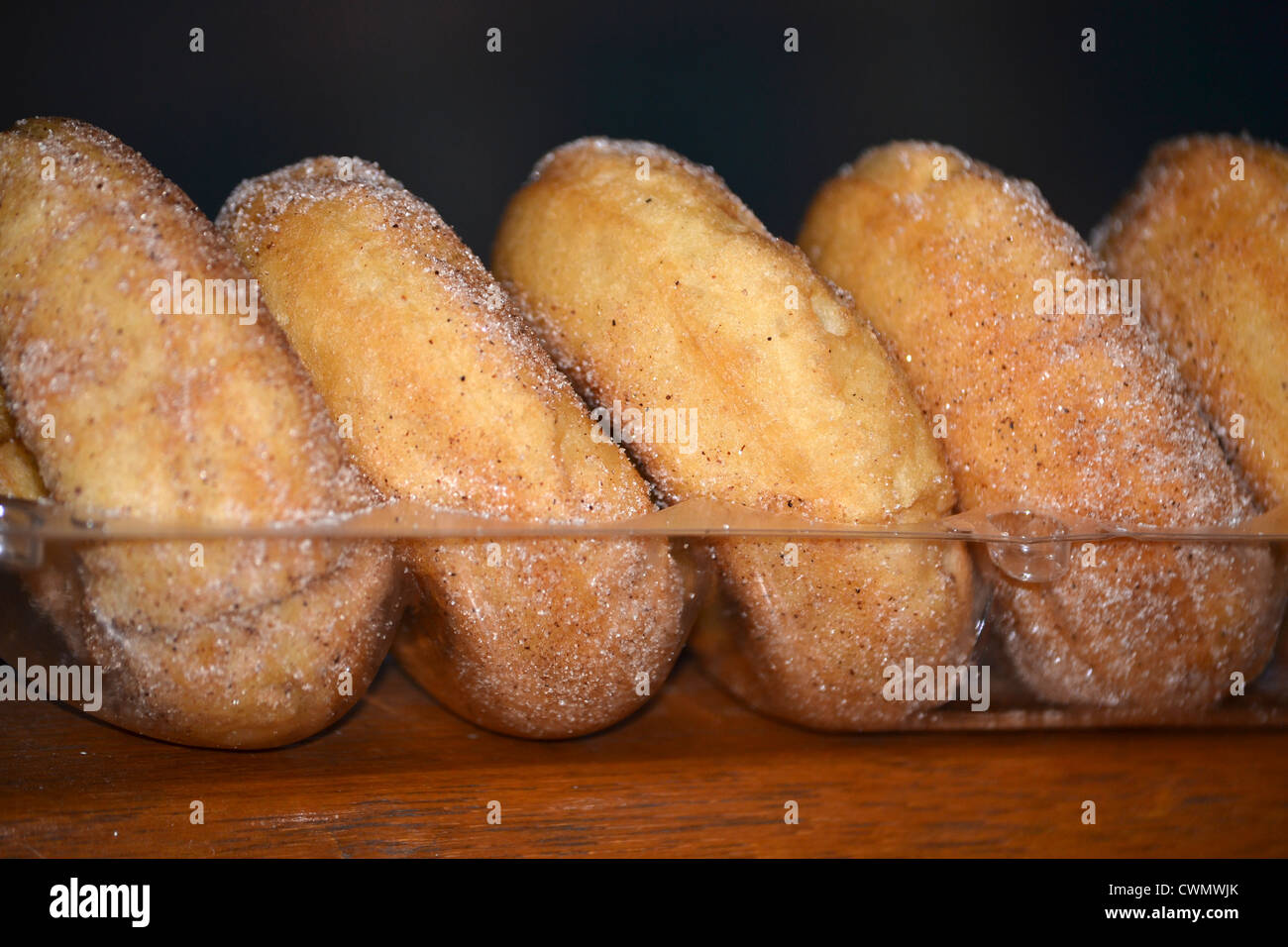 Un pack de produits frais beignets à la cannelle Banque D'Images