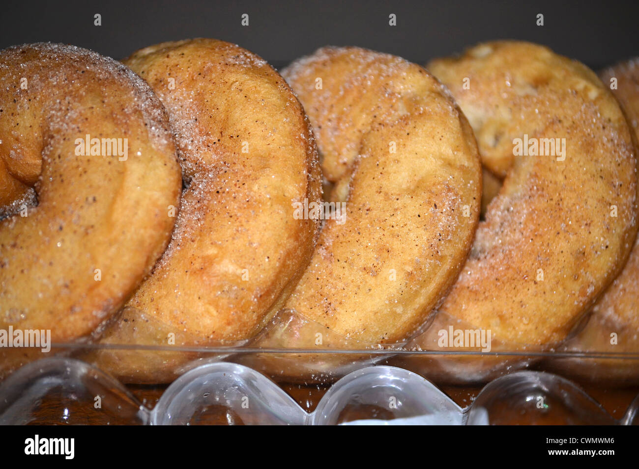 Un pack de produits frais beignets à la cannelle Banque D'Images