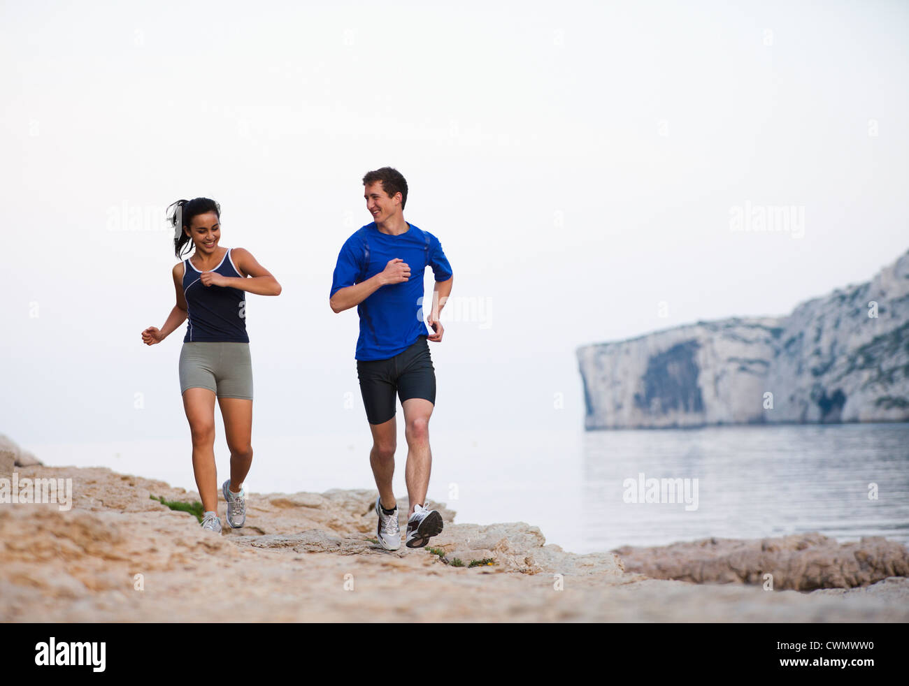 France, Marseille, Couple jogging de seaside Banque D'Images