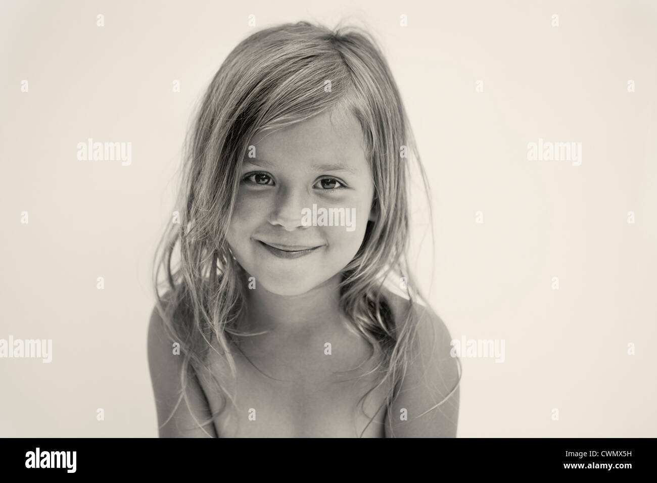Portrait of smiling girl (6-7), studio shot Banque D'Images