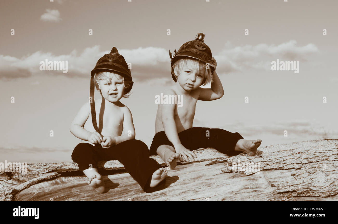 États-unis, Texas, Dallas, Portrait de deux garçons (2-3) wearing hats Banque D'Images