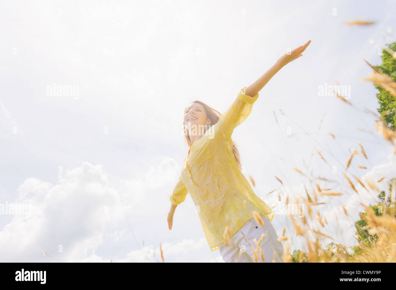 USA, New Jersey, Mendham, Portrait of young woman standing on meadow Banque D'Images