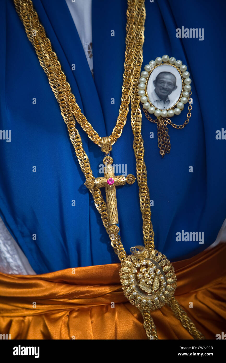 Le danseur porte bijoux en or au cours de la Guelaguetza parade à Oaxaca, Mexique Banque D'Images