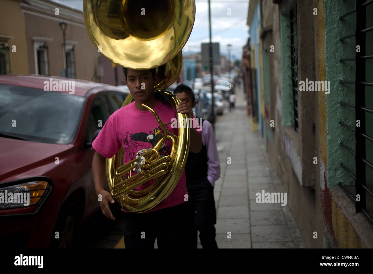 Un joueur de tuba d'un groupe de musique joue pendant l'Convite durant la célébration de la Guelaguetza à Oaxaca, Mexique Banque D'Images