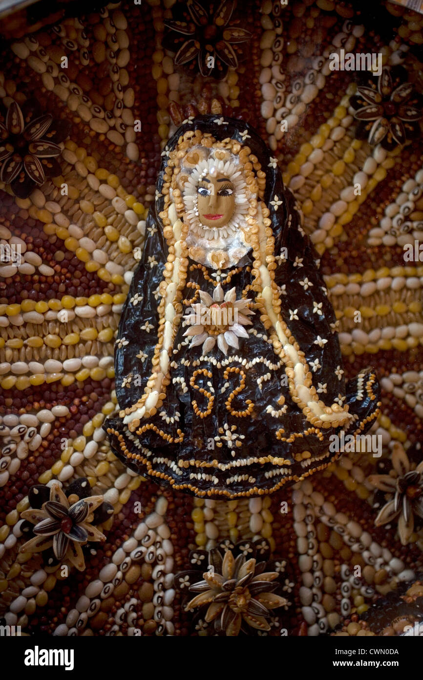 Une image de la Virgen de la Soledad faites de graines est affiché dans un magasin à San Martin Tilcajete, Oaxaca, Mexique Banque D'Images