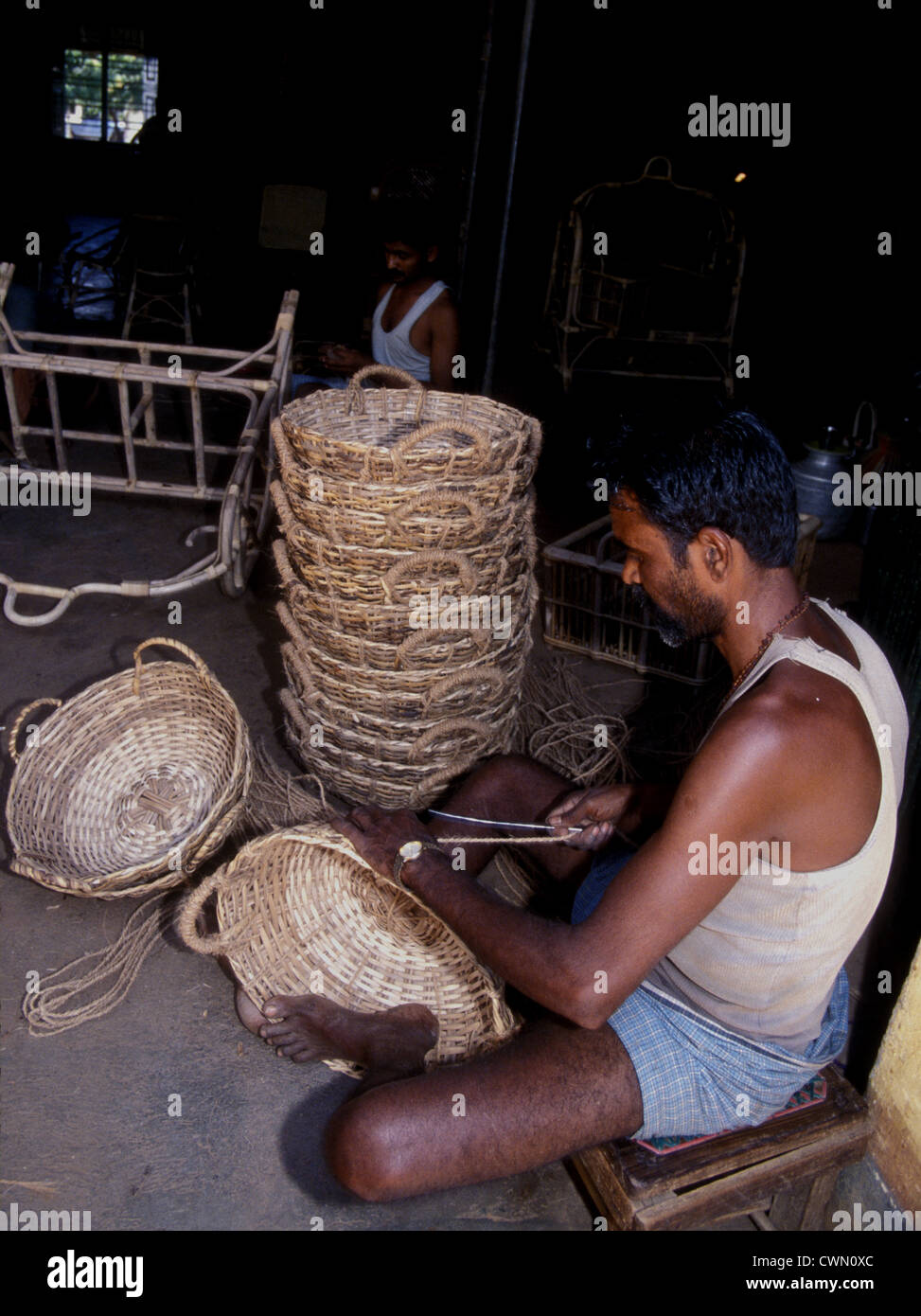 Un homme indien qui serpente des paniers, Tamil Nadu Banque D'Images