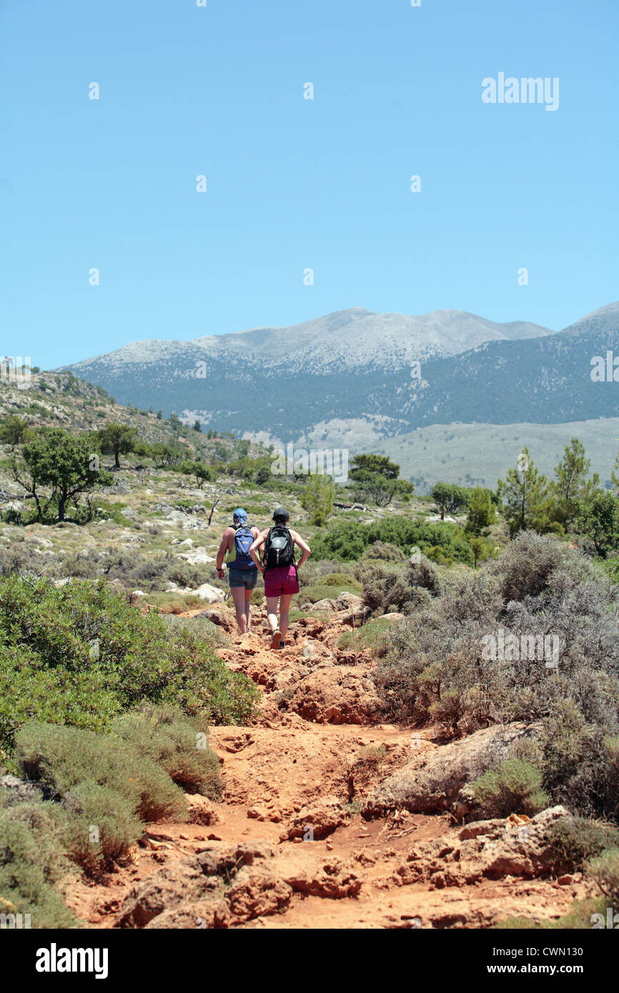 Un couple de la randonnée à travers les montagnes entre Sougia et Lissos en Crète de l'Ouest, la Grèce. Banque D'Images