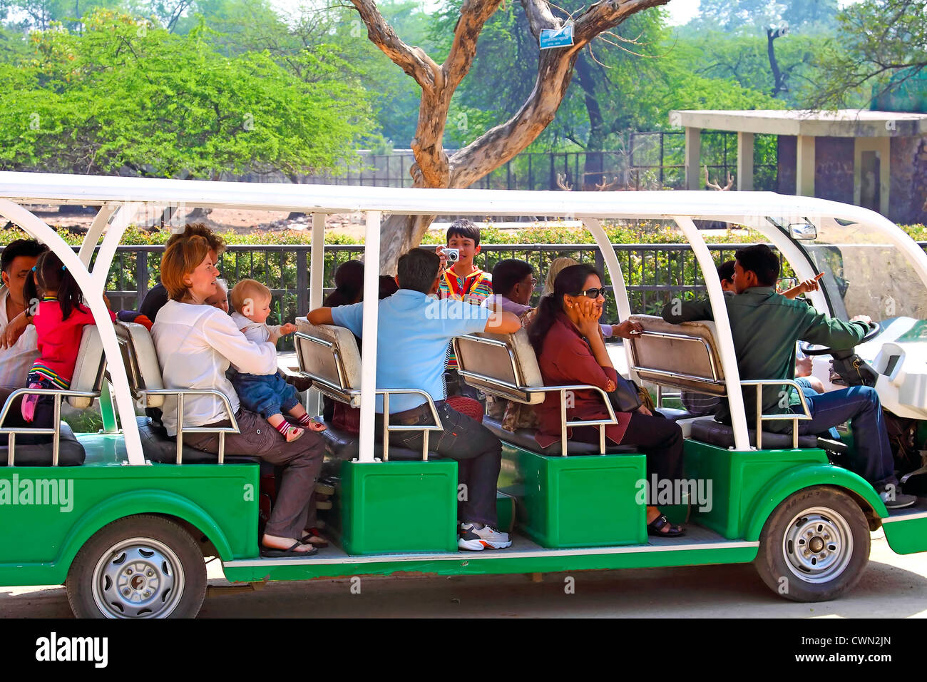 Profitant de voyage touristique zoo Banque D'Images