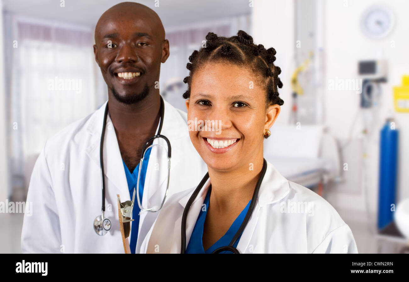 Happy african doctor and nurse in hospital ward Banque D'Images Happy african doctor and nurse in hospital ward Banque D'Images