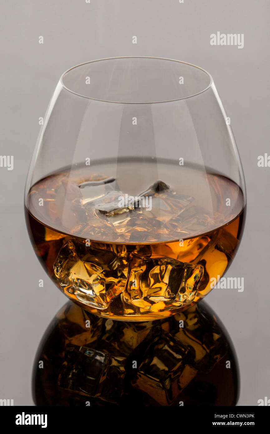 Un verre de whiskey on the rocks Banque D'Images