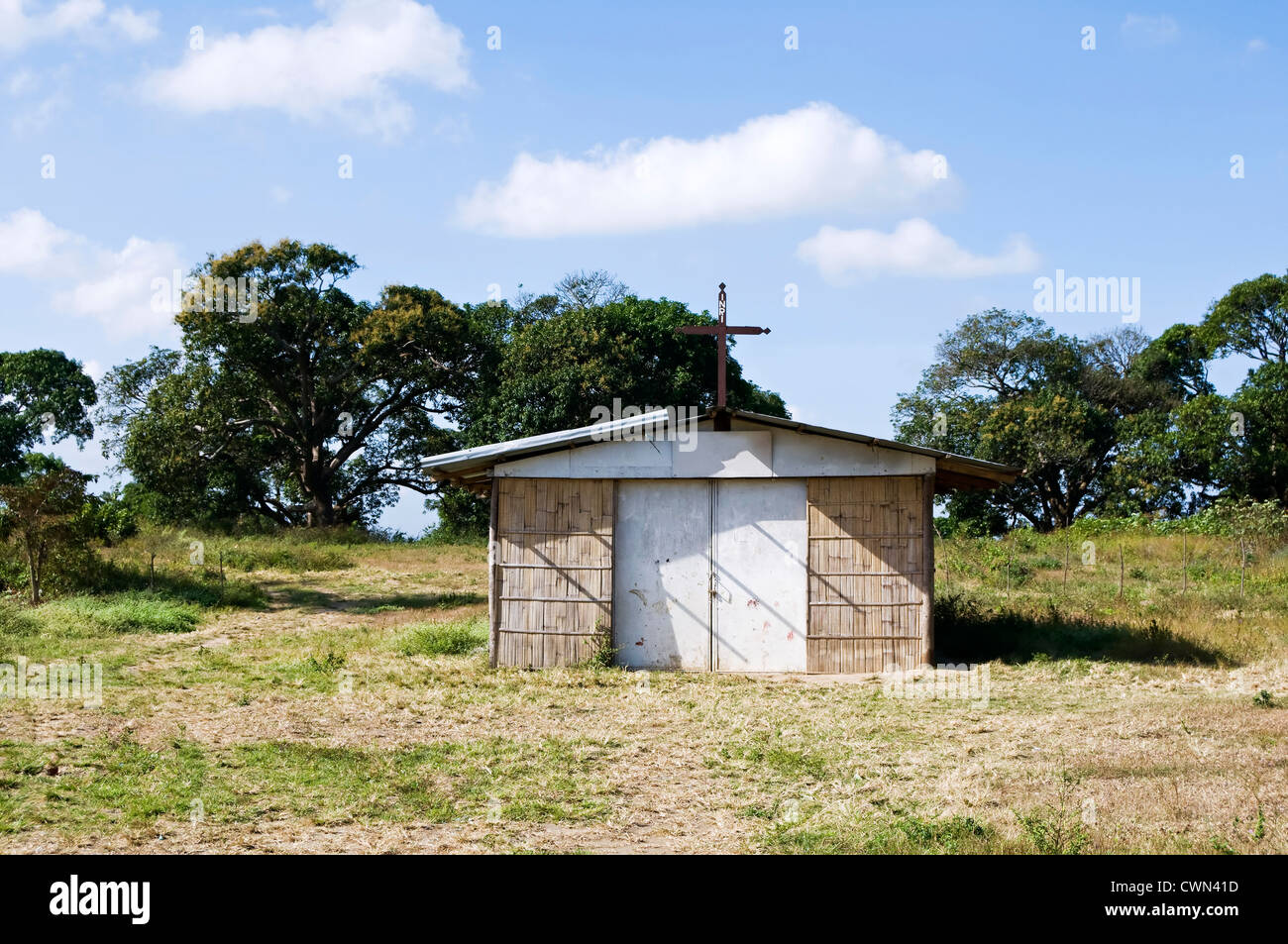 Petite chapelle faite de matériaux indigènes dans un village aux Philippines Banque D'Images