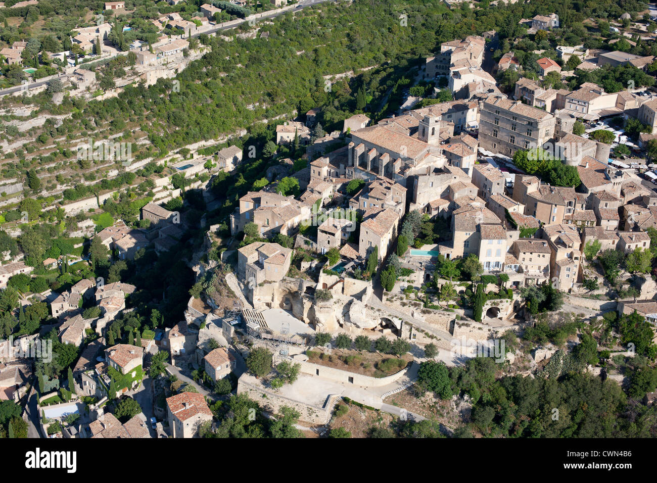 VUE AÉRIENNE.Village médiéval au sommet d'une colline.Gordes, Lubéron, Vaucluse, Provence, France. Banque D'Images