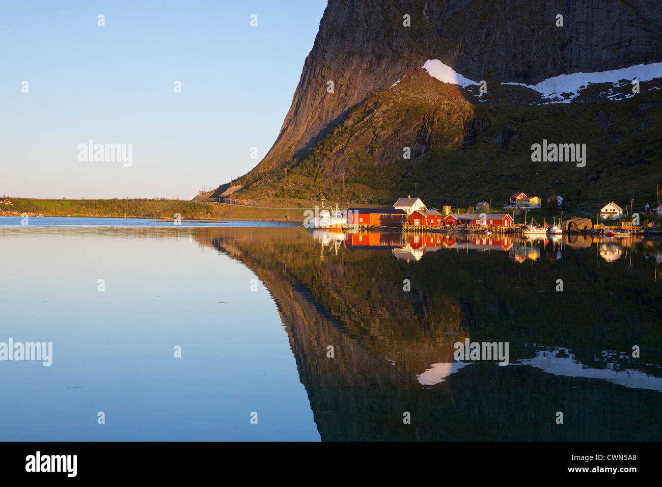 Ville pittoresque de Reine par le fjord sur îles Lofoten en Norvège Banque D'Images