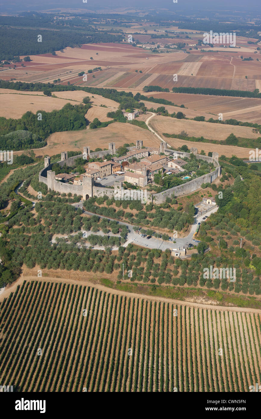 VUE AÉRIENNE.Ville médiévale fortifiée.Ville du XIIIe siècle construite sur une colline.Monteriggioni, province de Sienne, Toscane, Italie. Banque D'Images VUE AÉRIENNE.Ville médiévale fortifiée.Ville du XIIIe siècle construite sur une colline.Monteriggioni, province de Sienne, Toscane, Italie. Banque D'Images