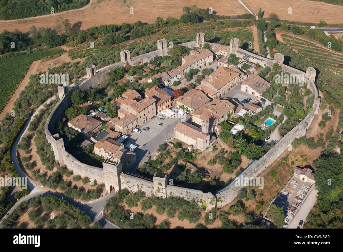 VUE AÉRIENNE.Ville médiévale fortifiée.Ville du XIIIe siècle construite sur une colline.Monteriggioni, province de Sienne, Toscane, Italie. Banque D'Images