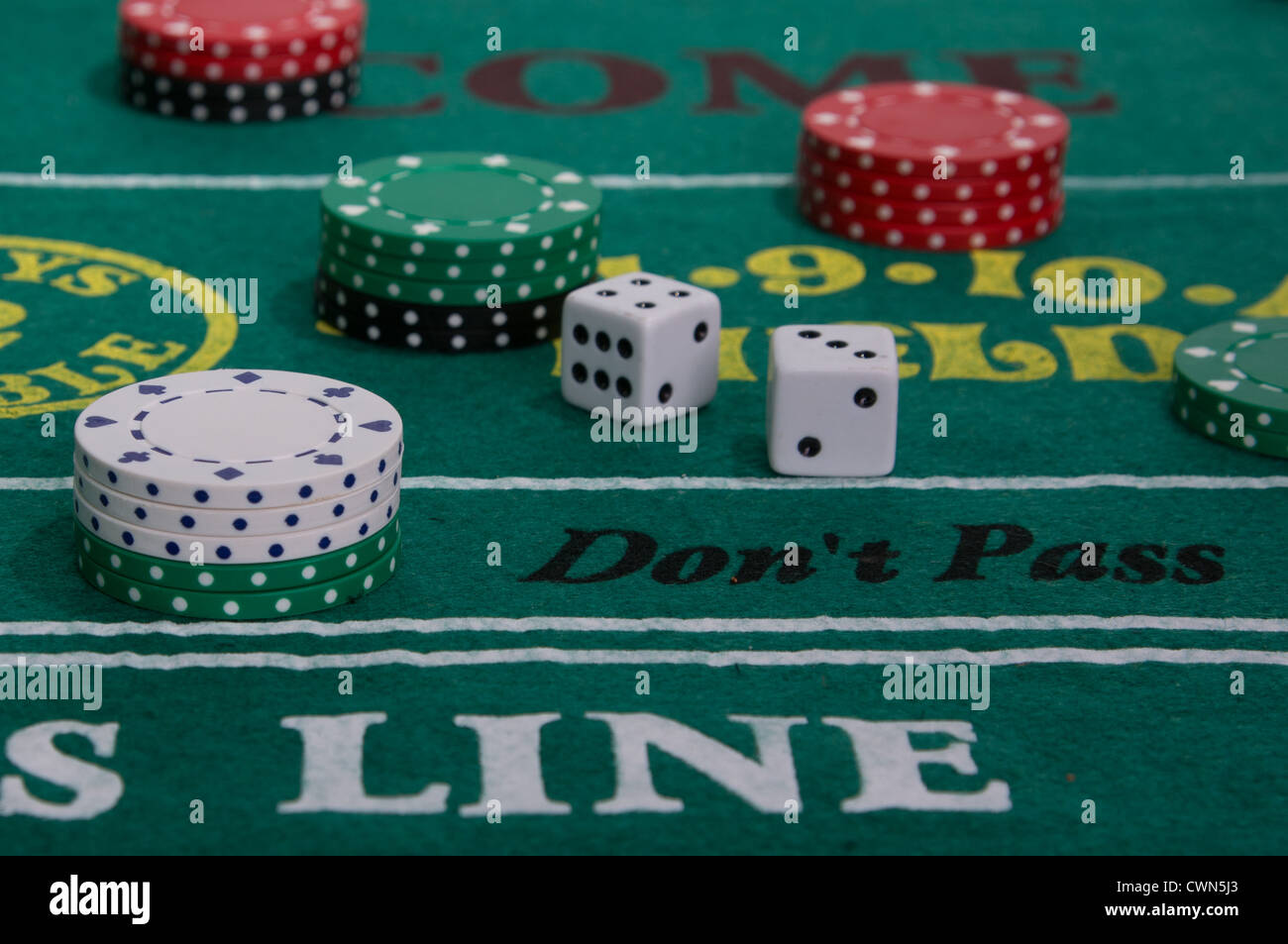 Table de craps avec des jetons de casino et de dés Banque D'Images