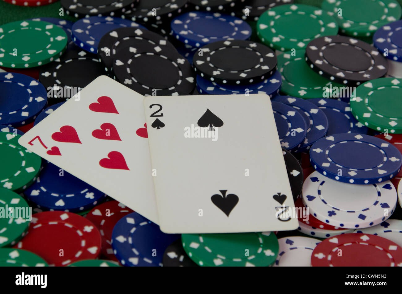 Sept deuce off suit le Texas Hold'em Poker main sur une pile de jetons de casino Banque D'Images