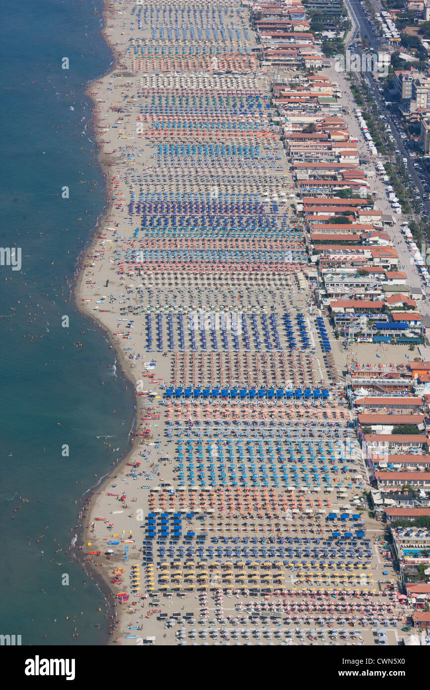 VUE AÉRIENNE.Des milliers de parasols font des plages à des kilomètres de la station balnéaire de Viareggio.Province de Lucca, Toscane, Italie. Banque D'Images