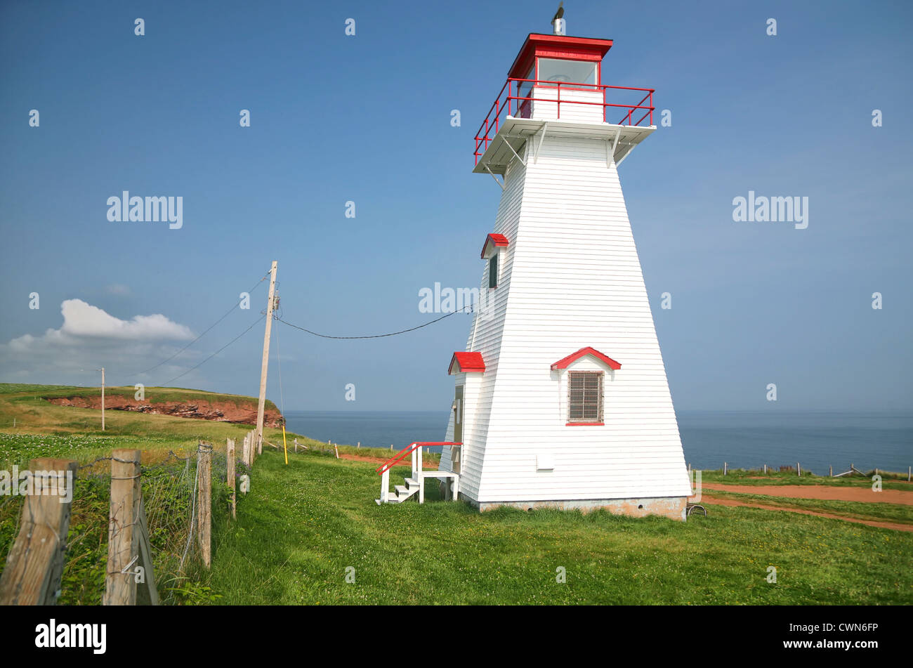 Phare du Cap Tryon, sur le côté de la falaise sur la rive nord de l'Île du Prince Édouard, Canada. Banque D'Images