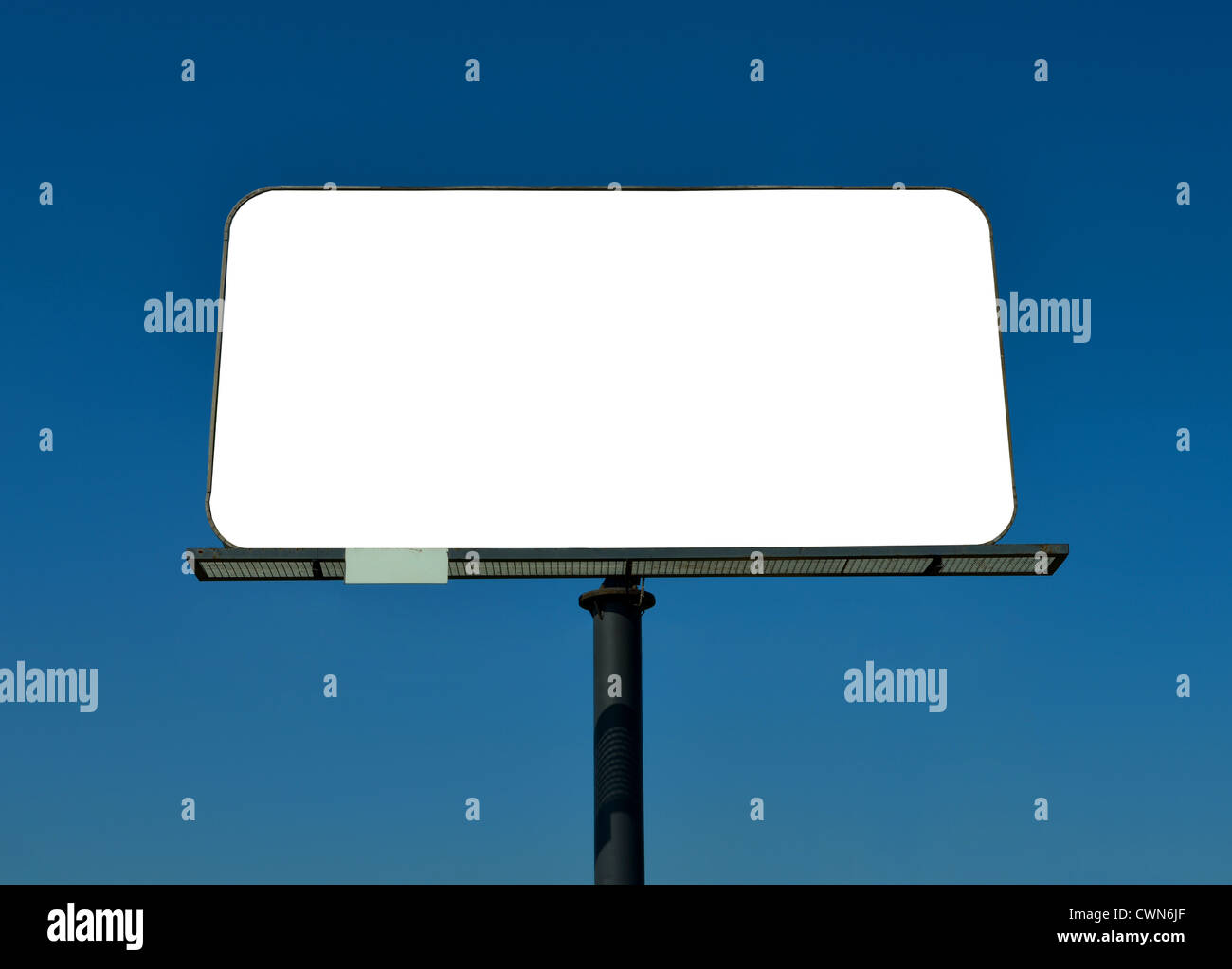 Blank billboard against blue sky. Place pour votre texte. Banque D'Images