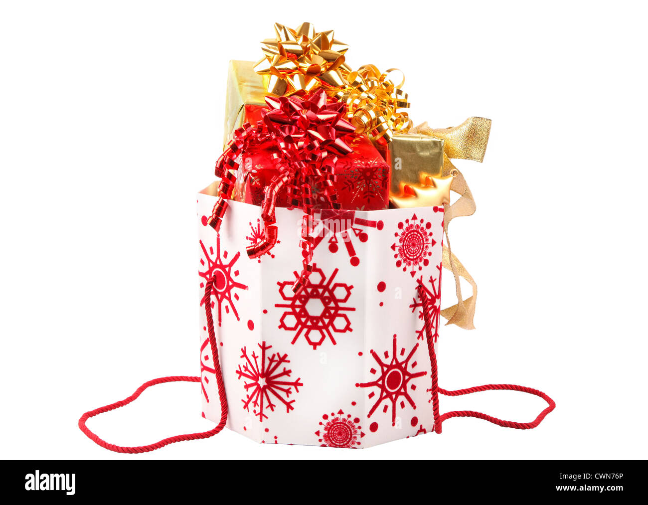 Une boîte cadeau décorée pour Noël et plein de cadeaux de Noël Photo Stock  - Alamy