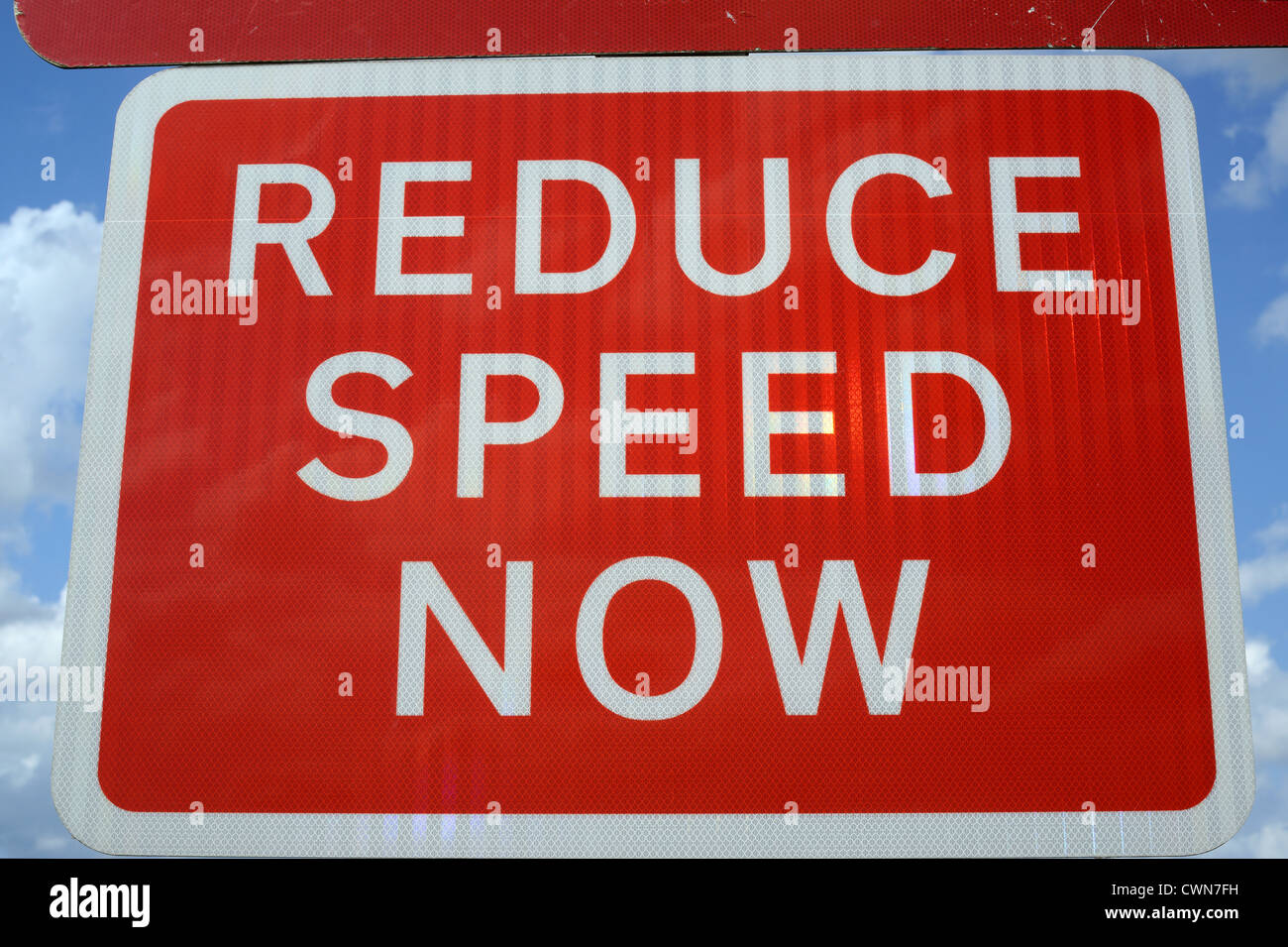 Réduire la vitesse avant d'avertissement roadsign rond-point devant uk Banque D'Images