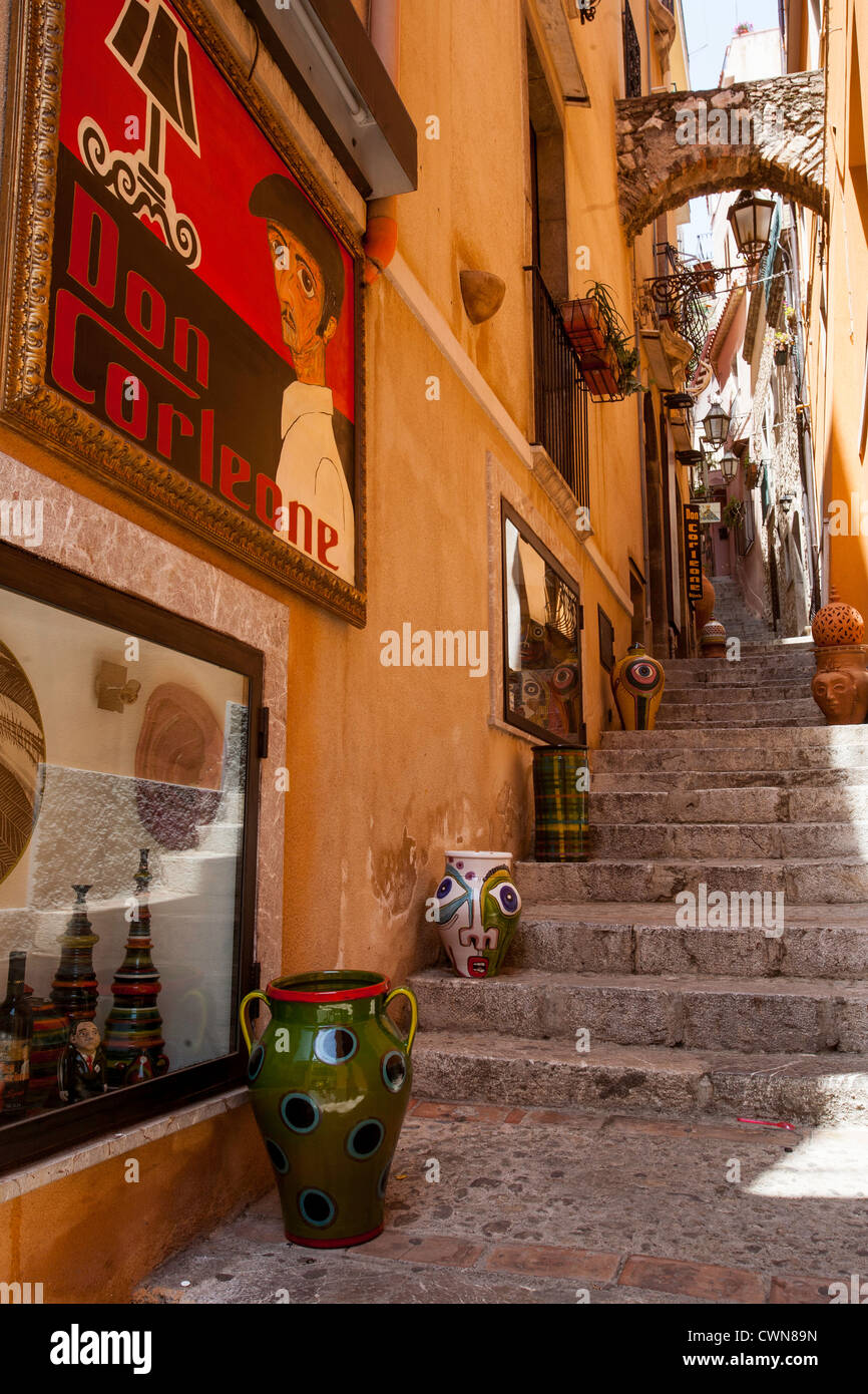 Une ruelle escarpée dans la ville de Taormina en Sicile Banque D'Images