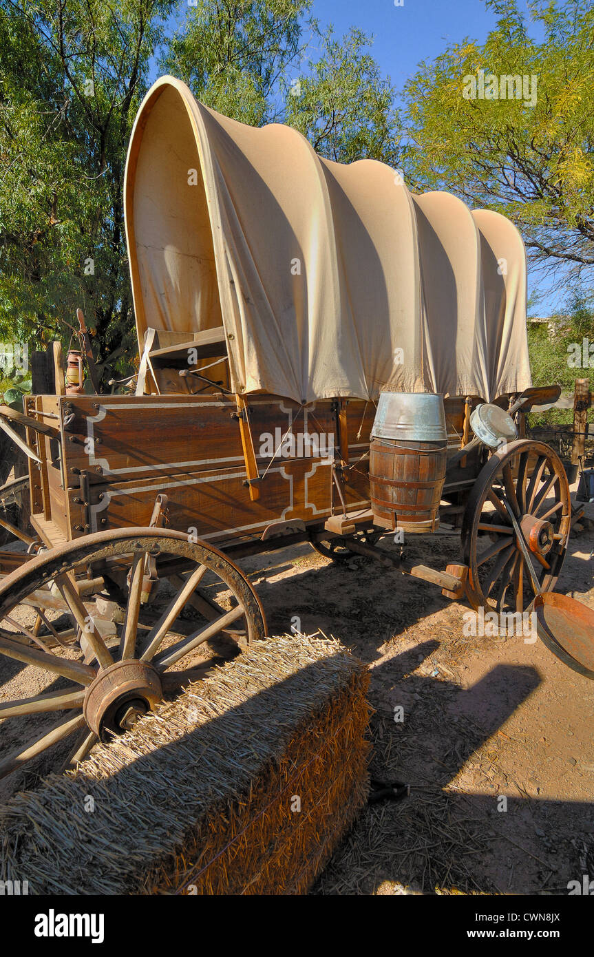 Le chariot couvert, également connu sous le nom de prairie schooner, est une icône culturelle de l'American Old West. Banque D'Images