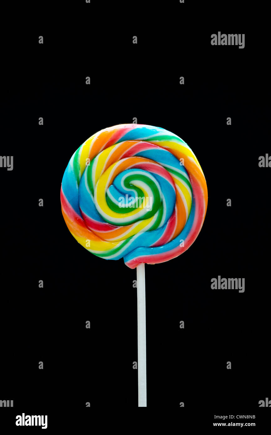 Whirly lollypop pop multicolore sur fond noir Banque D'Images