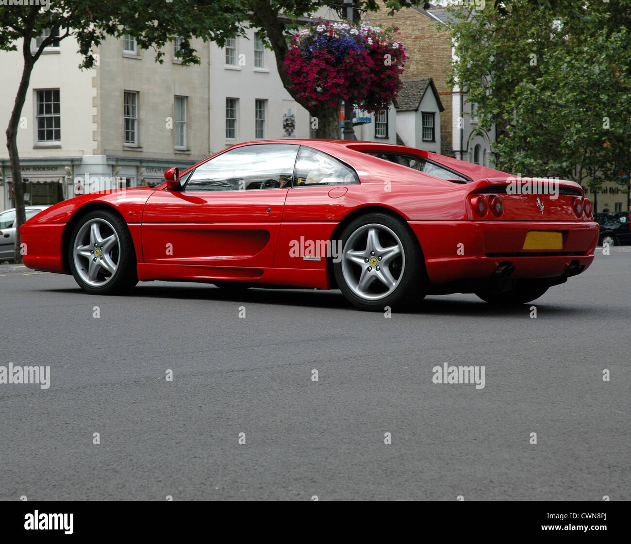 Rouge Ferrari sur une route Banque D'Images