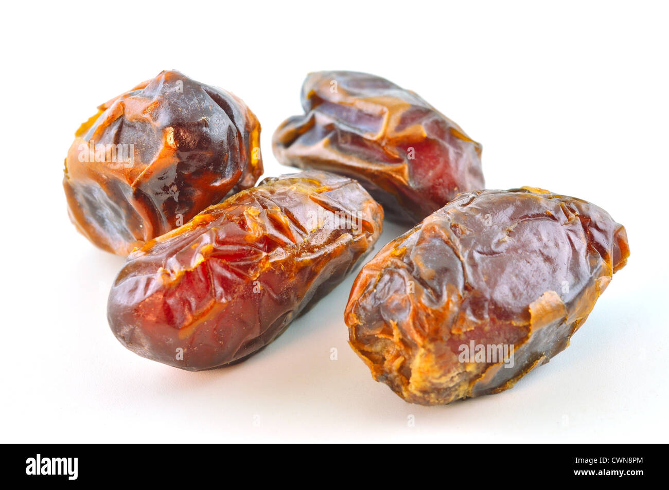 Quatre sweet tamarin séché couleurs rouge et marron sont sur la table, sur un fond blanc. Banque D'Images