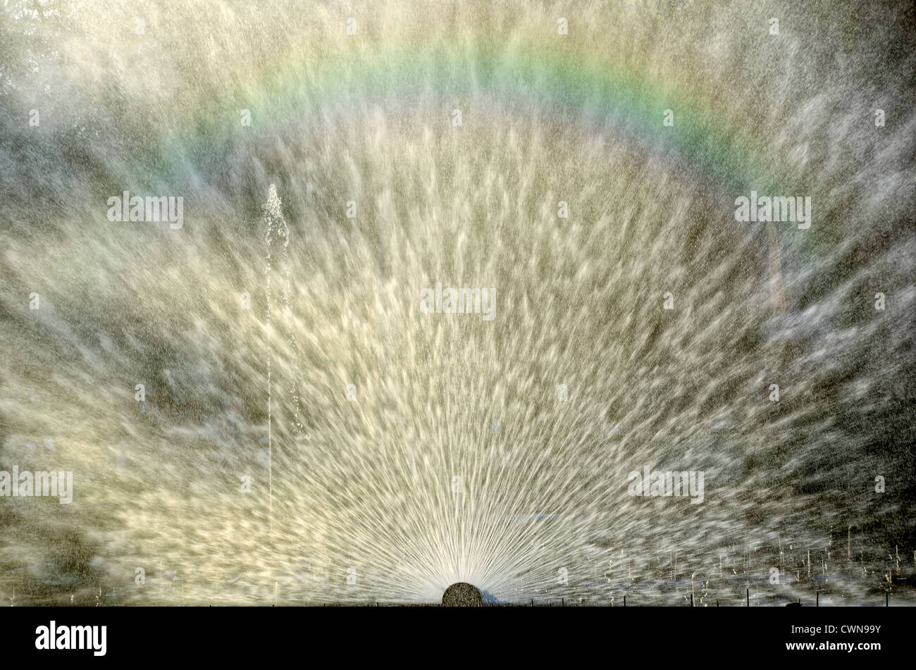 Fontaine d'eau forme du ventilateur avec rainbow Banque D'Images