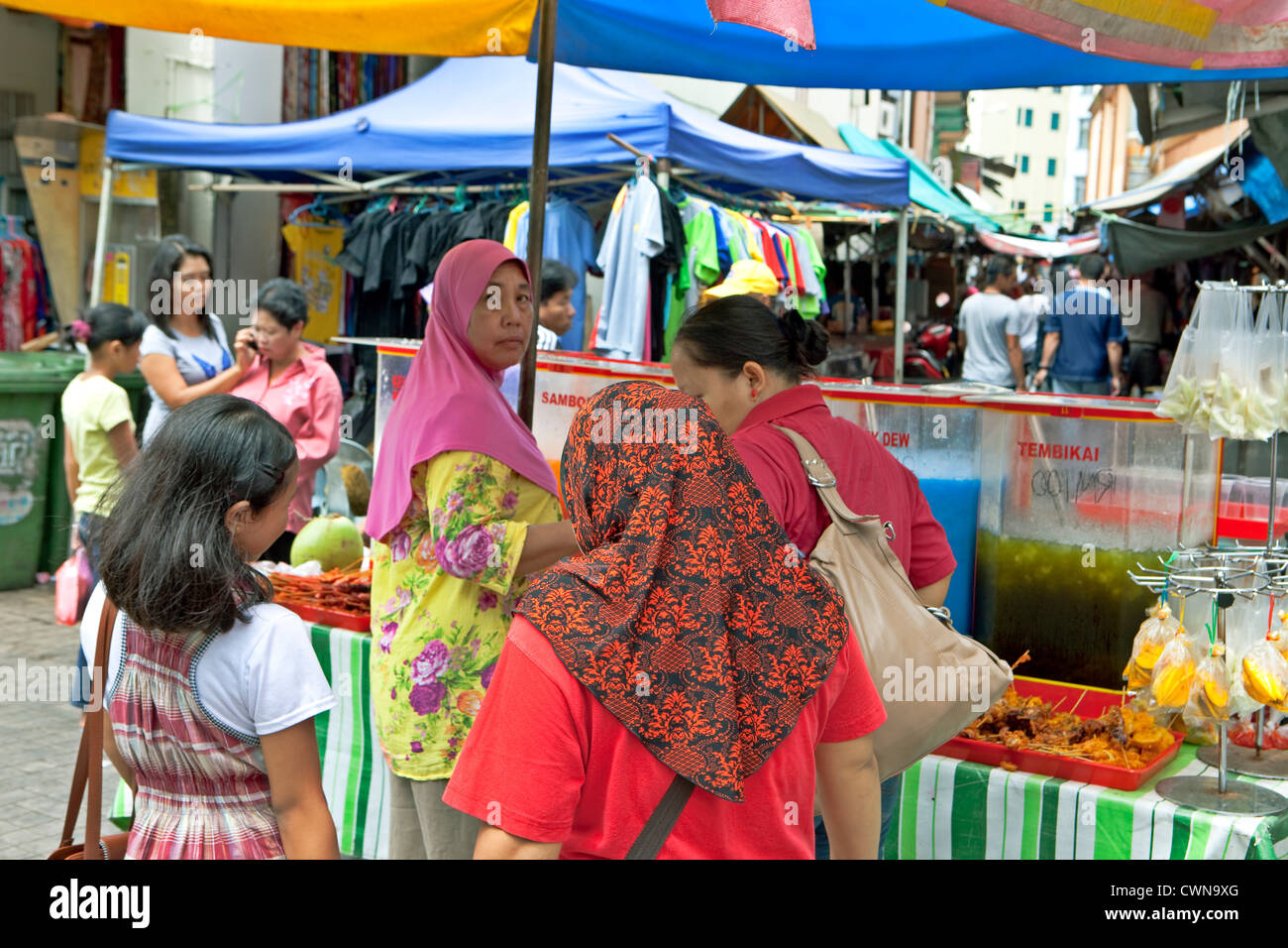 Stands de vente sur India Street, Kuching, Malaisie, Bornéo, l'Asie Banque D'Images