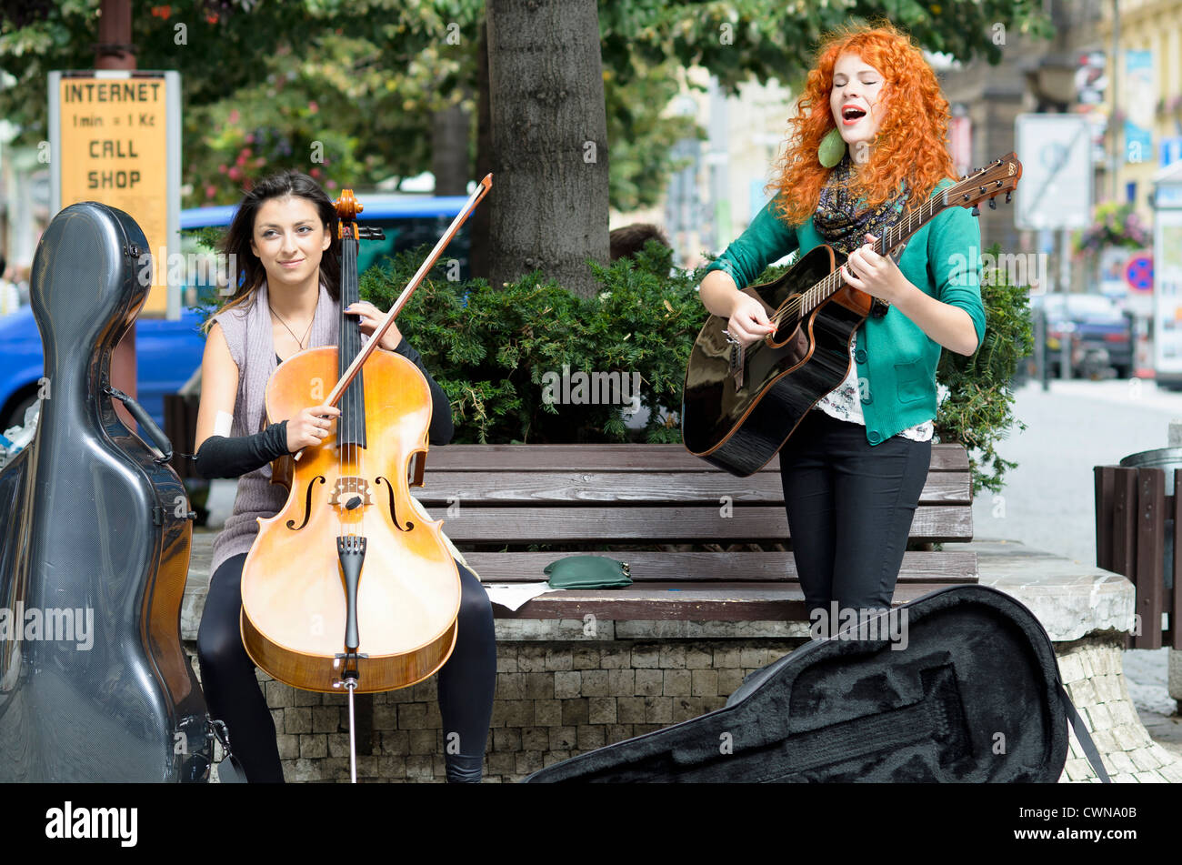 Les amuseurs publics avec violoncelle et guitare à Prague Banque D'Images