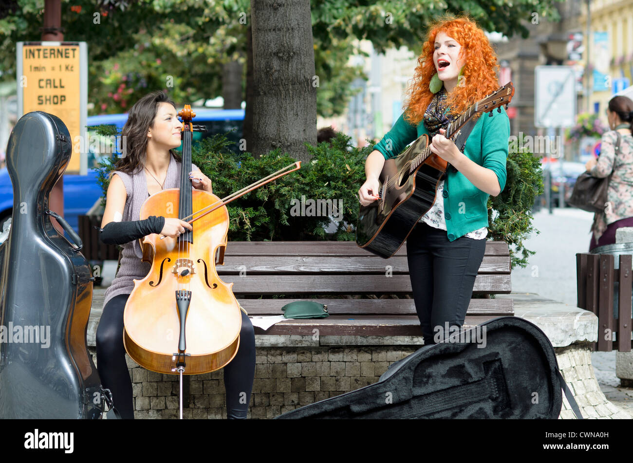 Les amuseurs publics avec violoncelle et guitare à Prague Banque D'Images