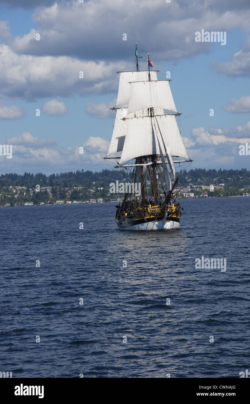 Un brigadier en bois voiles sur le lac Washington près de Kirkland, Washington Banque D'Images