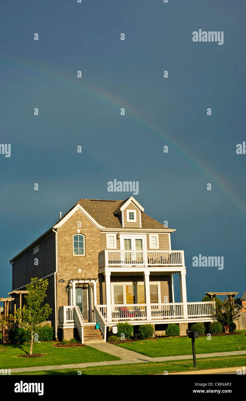 Une rangée de maisons de banlieue colorée à Fayetteville, Arkansas. Banque D'Images